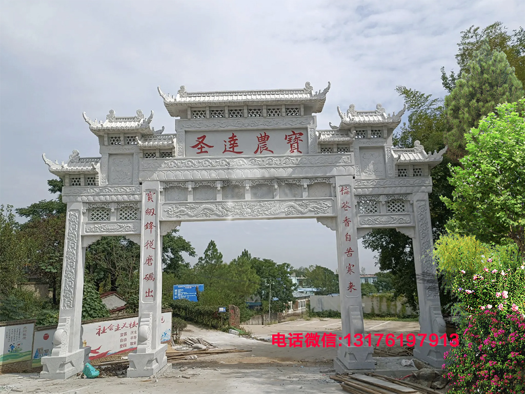 農(nóng)村村口牌坊制作樣式精美，雕工非常的精細